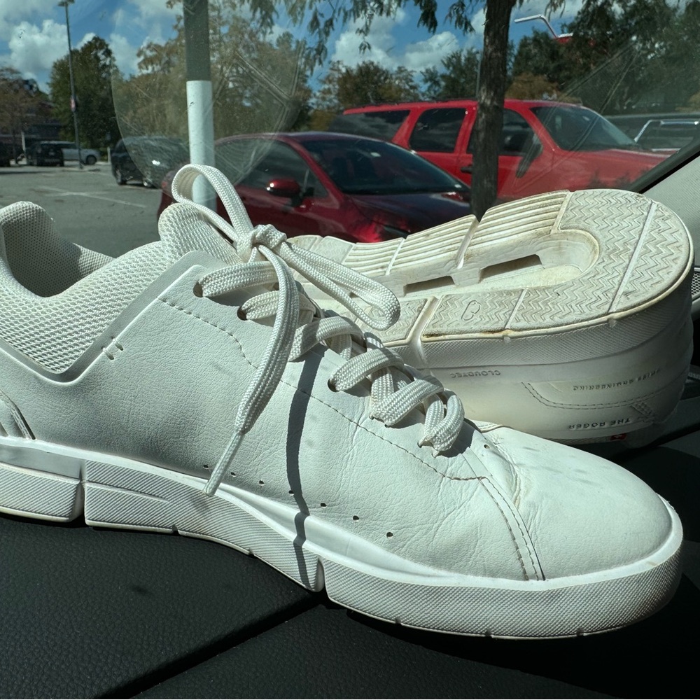 Size 10 medium On Cloud Rodger Tennis white like new ladies shoes